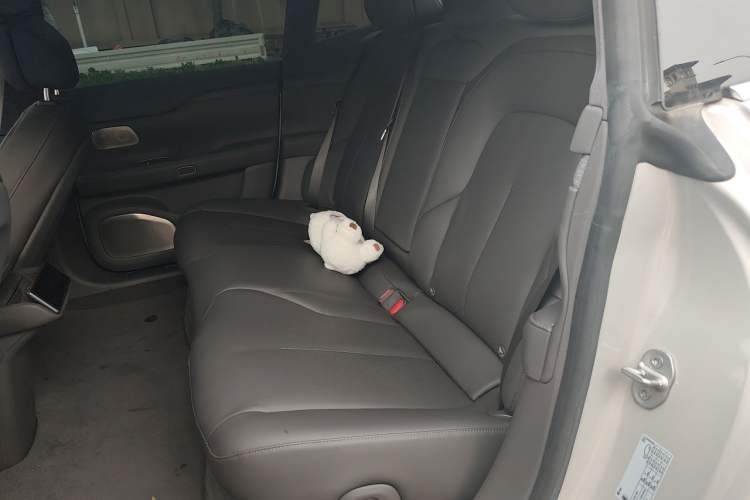 Used Nio ET7 2022 75 kWh Left Rear Seat