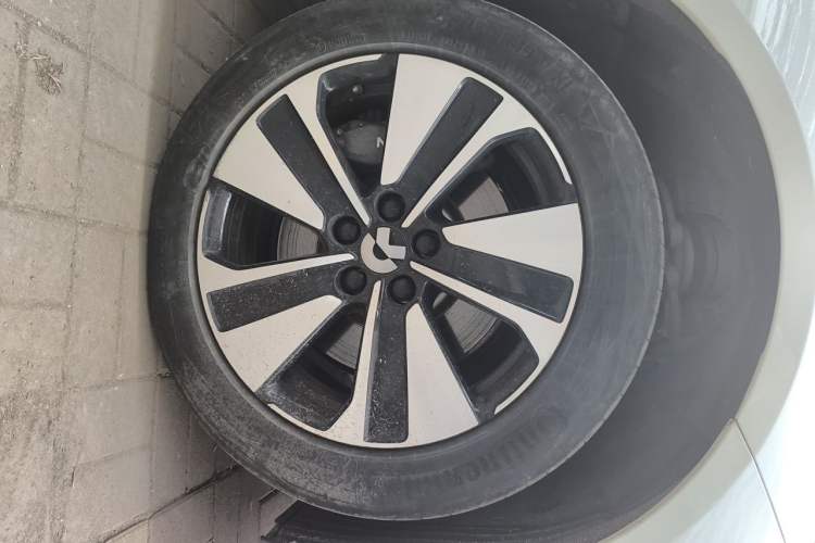 Used Nio ET7 2022 75 kWh Right Front Wheel Hub