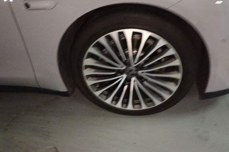 Used Nio ET7 2022 75 kWh Right Front Wheel Hub