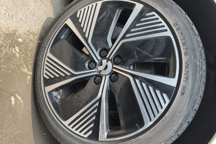 Used Nio ET7 2022 75 kWh Right Front Wheel Hub