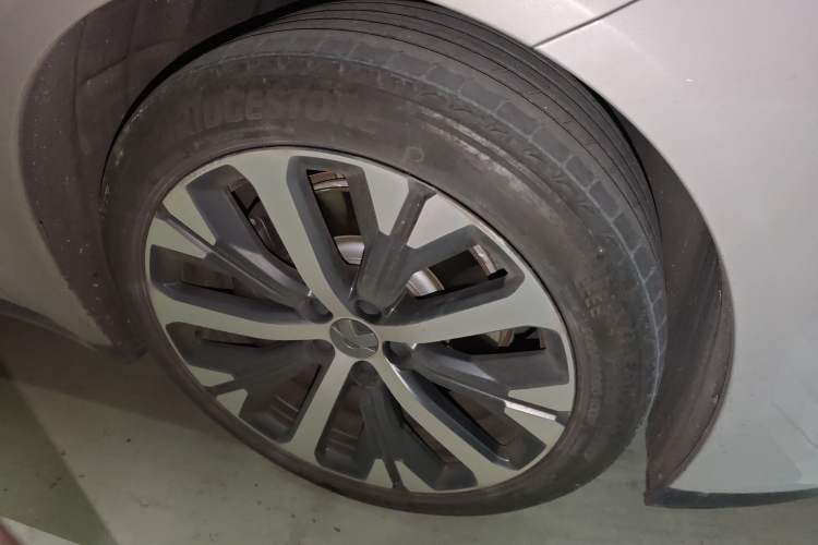 Used Nio ET7 2022 75 kWh Right Front Wheel Hub