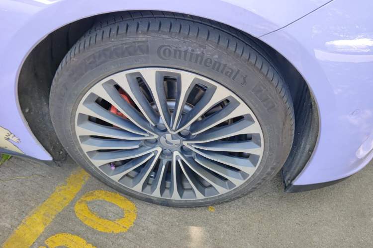 Used Nio ET7 2022 75 kWh Right Front Wheel Hub