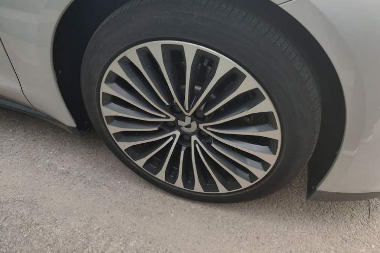 Used Nio ET7 2022 75 kWh Right Front Wheel Hub