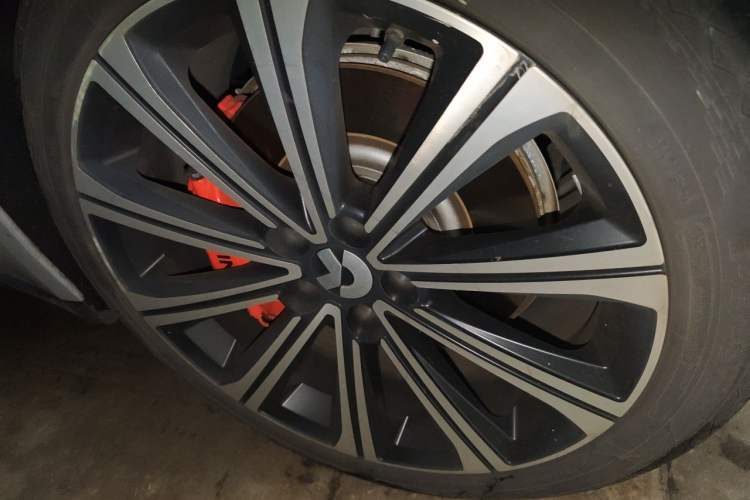 Used Nio ET7 2022 75 kWh Right Front Wheel Hub