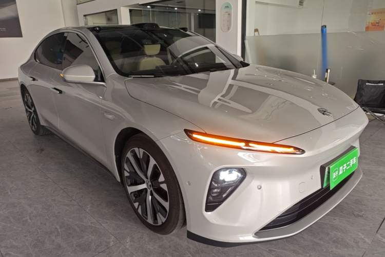 Used Nio ET7 2022 75 kWh Front Right 45 Deg