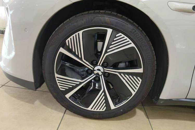 Used Nio ET7 2022 75 kWh Left Front Wheel Hub