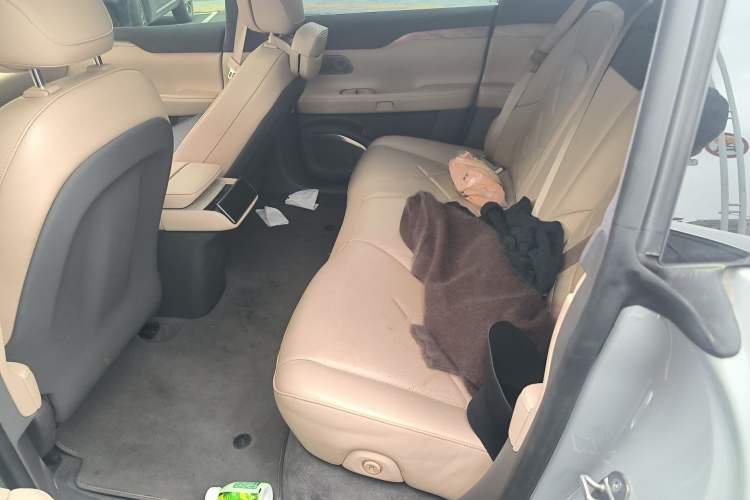 Used Nio ET7 2022 100 kWh Left Rear Seat