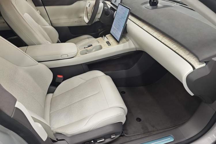 Used Nio ET7 2022 75 kWh Right Front Seat