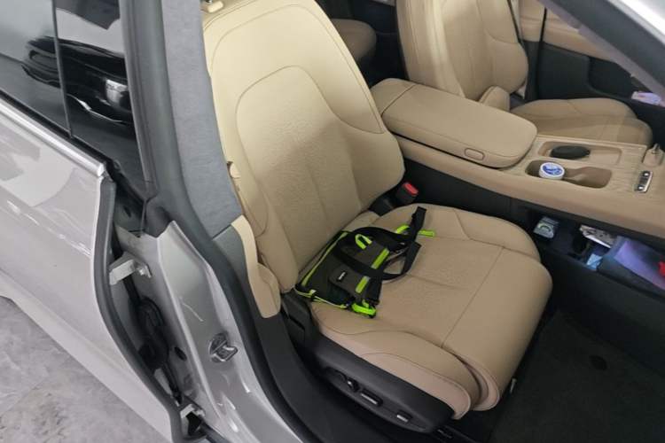 Used Nio ET7 2022 75 kWh Right Front Seat