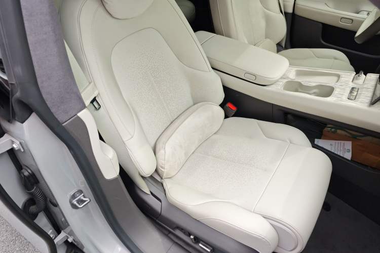 Used Nio ET7 2022 75 kWh Right Front Seat