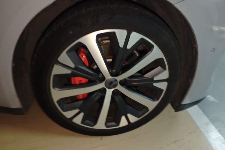 Used Nio ET7 2022 75 kWh Right Front Wheel Hub