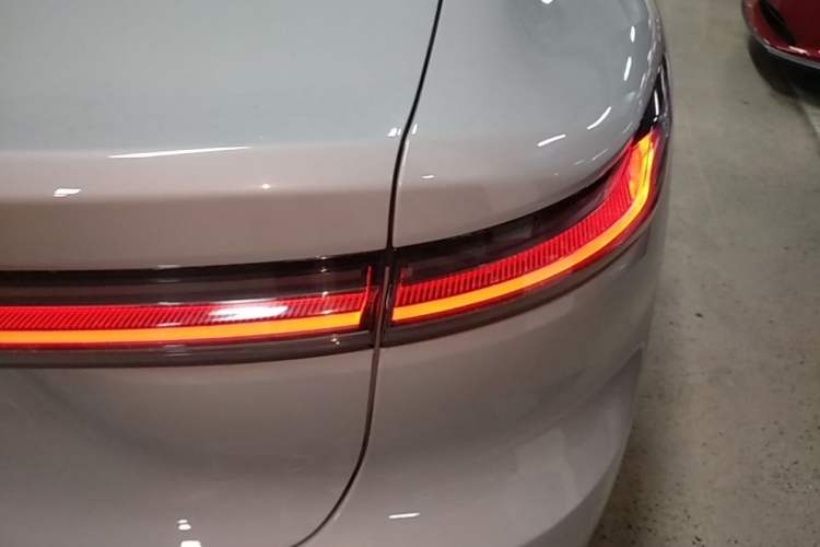 Used Nio ET7 2022 75 kWh Right Rear Taillight