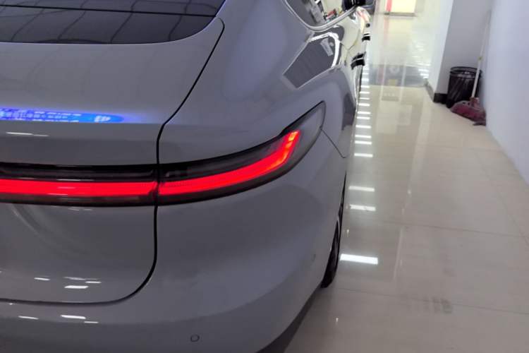 Used Nio ET7 2022 75 kWh Right Rear Taillight