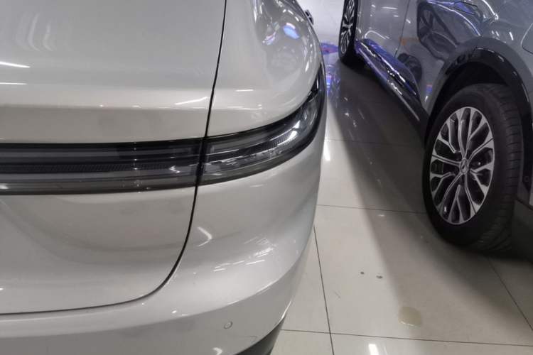 Used Nio ET7 2022 75 kWh Right Rear Taillight