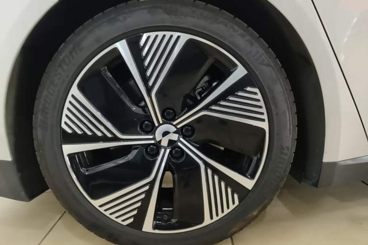Used Nio ET7 2022 75 kWh Right Rear Wheel Hub