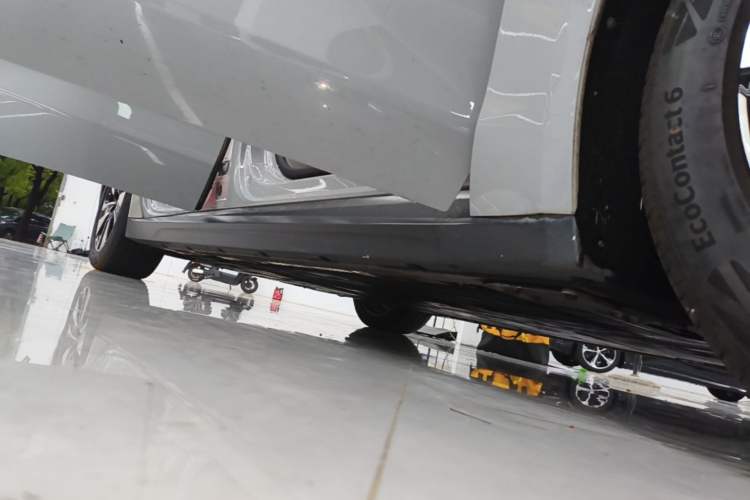 Used Nio ET7 2022 75 kWh Right Side Sill