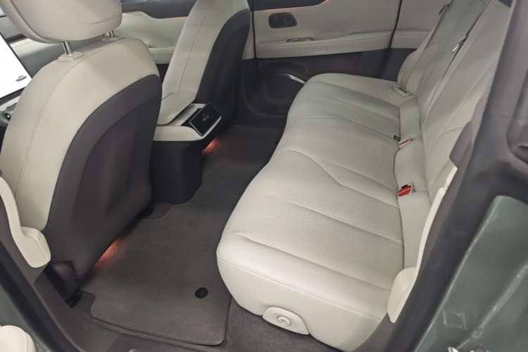 Used Nio ET7 2022 75 kWh Left Rear Seat