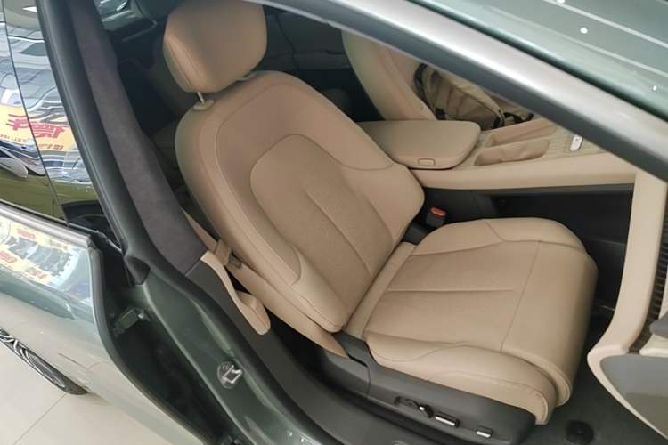 Used Nio ET7 2022 75 kWh Right Front Seat