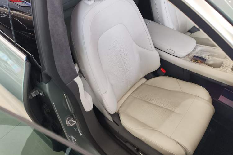Used Nio ET7 2022 75 kWh Right Front Seat