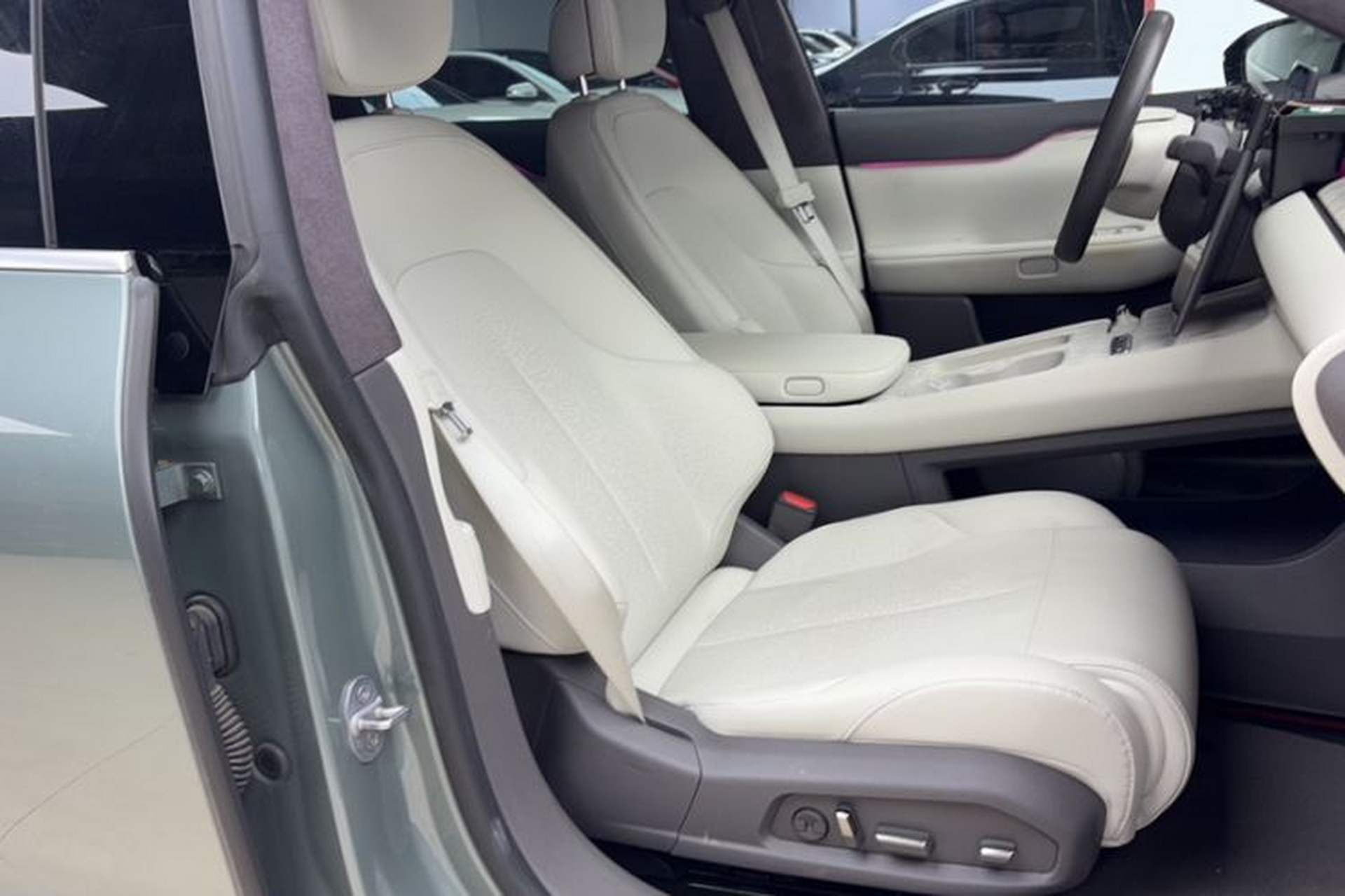 Used Nio ET7 2022 75 kWh Right Front Seat