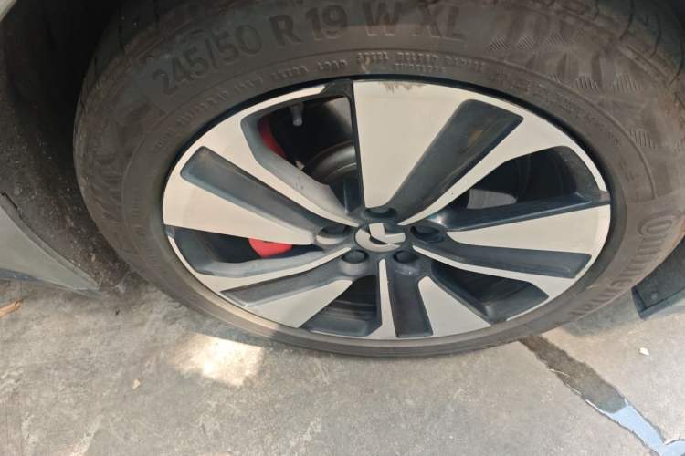 Used Nio ET7 2022 75 kWh Right Front Wheel Hub