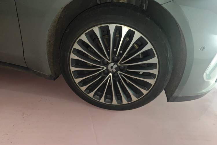 Used Nio ET7 2022 75 kWh Right Front Wheel Hub