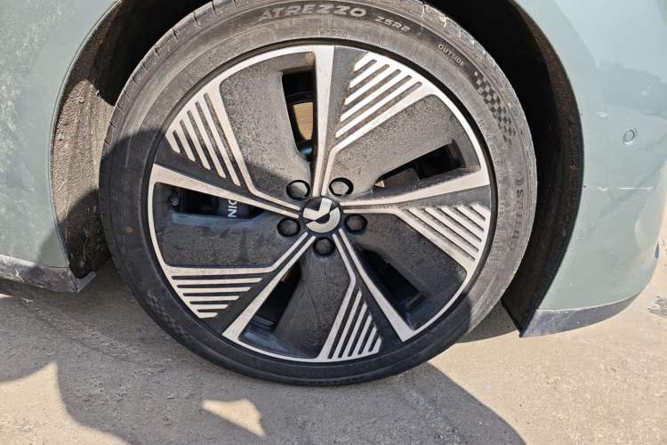 Used Nio ET7 2022 75 kWh Right Front Wheel Hub