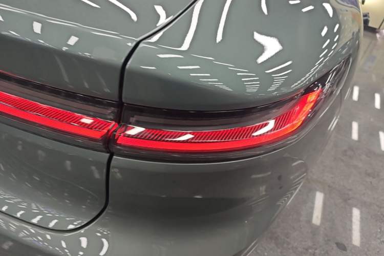 Used Nio ET7 2022 75 kWh Right Rear Taillight