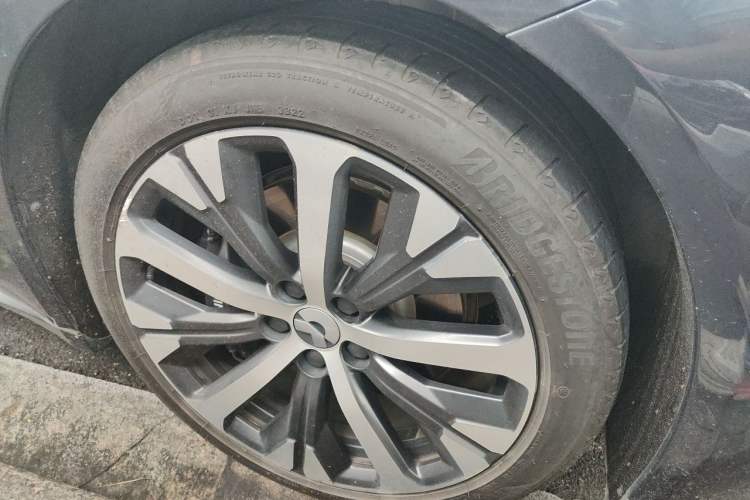 Used Nio ET7 2022 75 kWh Right Front Wheel Hub