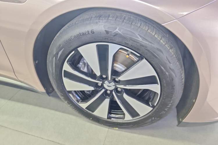 Used Nio ET7 2022 75 kWh Right Front Wheel Hub
