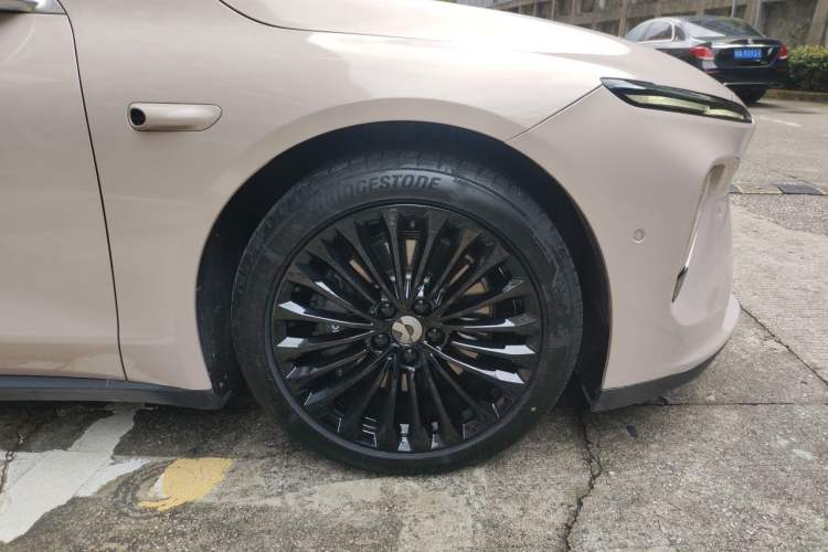 Used Nio ET7 2022 75 kWh Right Front Wheel Hub