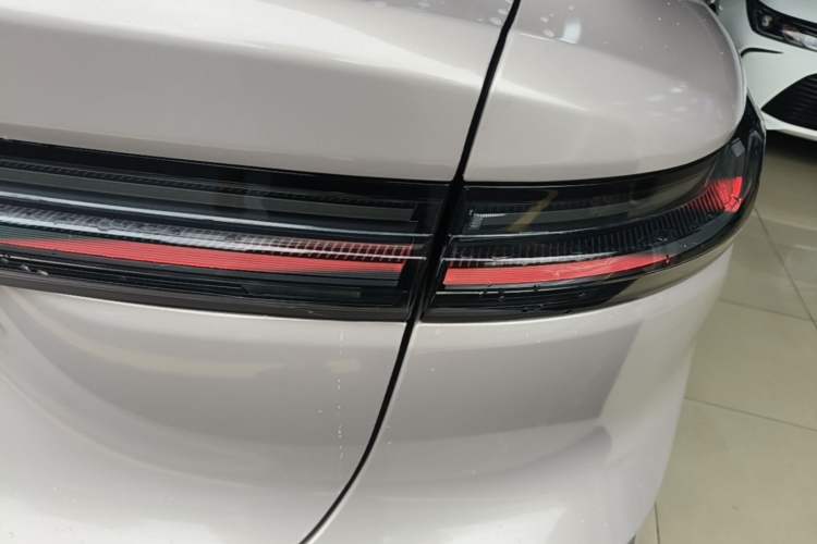Used Nio ET7 2022 75 kWh Right Rear Taillight
