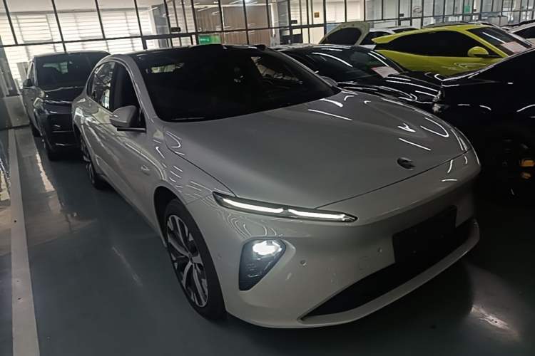 Used Nio ET7 2022 75 kWh Front Right 45 Deg