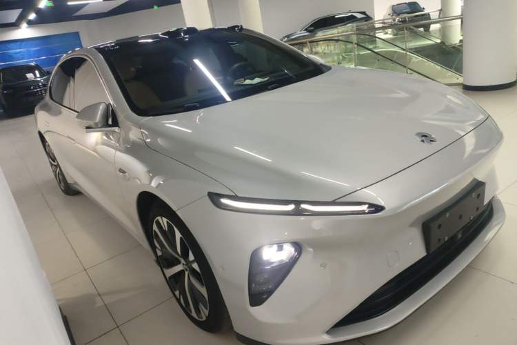 Used Nio ET7 2022 75 kWh Front Right 45 Deg