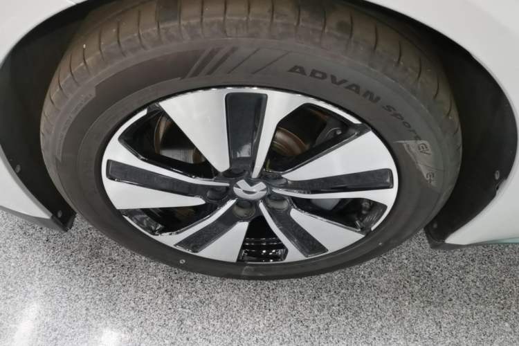 Used Nio ET7 2022 75 kWh Left Front Wheel Hub