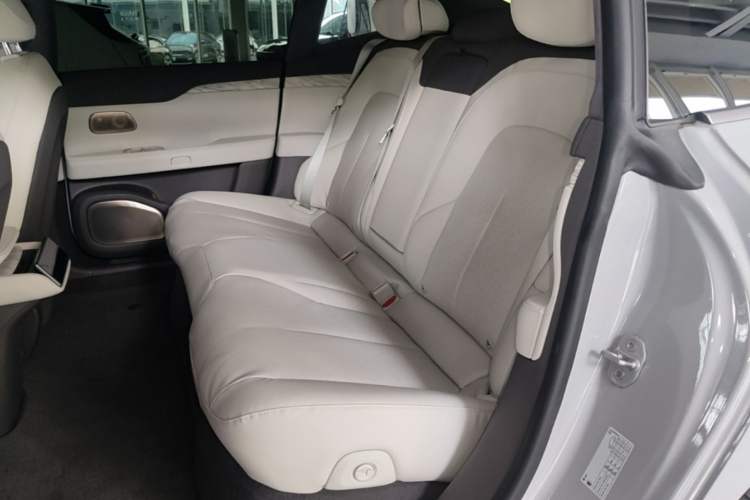 Used Nio ET7 2022 75 kWh Left Rear Seat