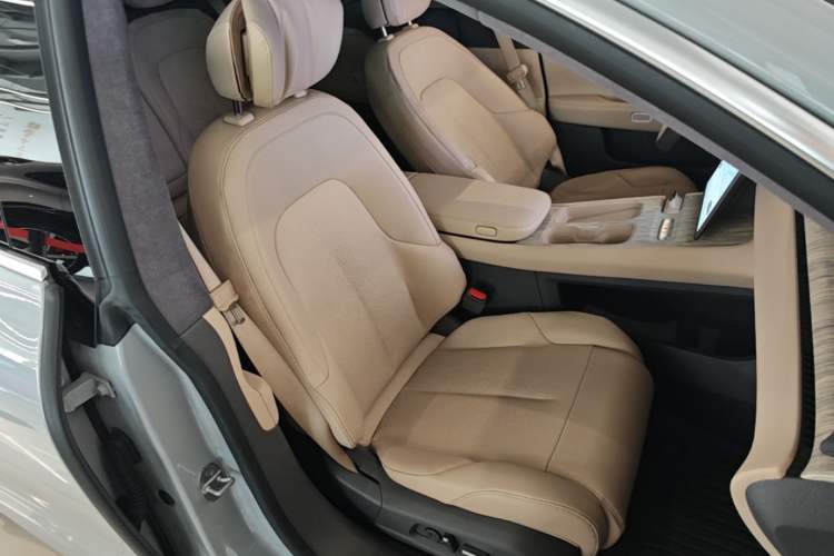Used Nio ET7 2022 100 kWh Right Front Seat
