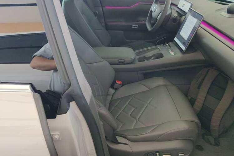 Used Nio ET7 2022 75 kWh Right Front Seat