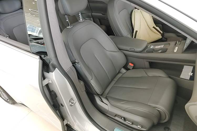 Used Nio ET7 2022 75 kWh Right Front Seat