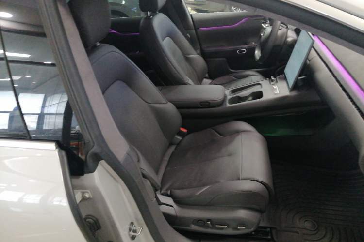 Used Nio ET7 2022 100 kWh Right Front Seat