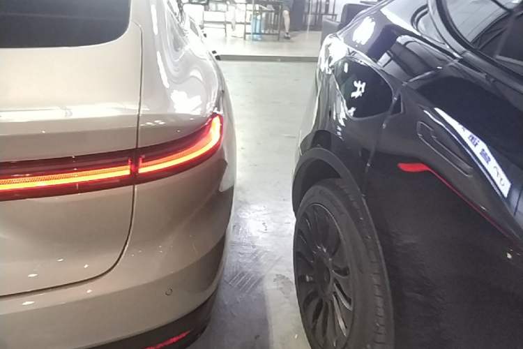 Used Nio ET7 2022 75 kWh Right Rear Taillight