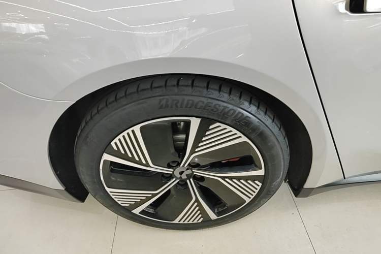 Used Nio ET7 2022 75 kWh Right Rear Wheel Hub