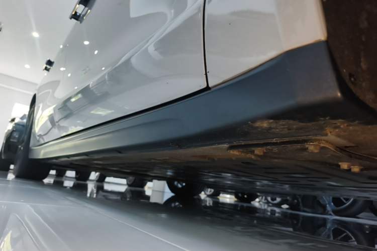 Used Nio ET7 2022 75 kWh Right Side Sill
