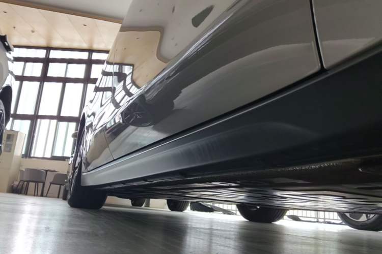 Used Nio ET7 2022 75 kWh Right Side Sill