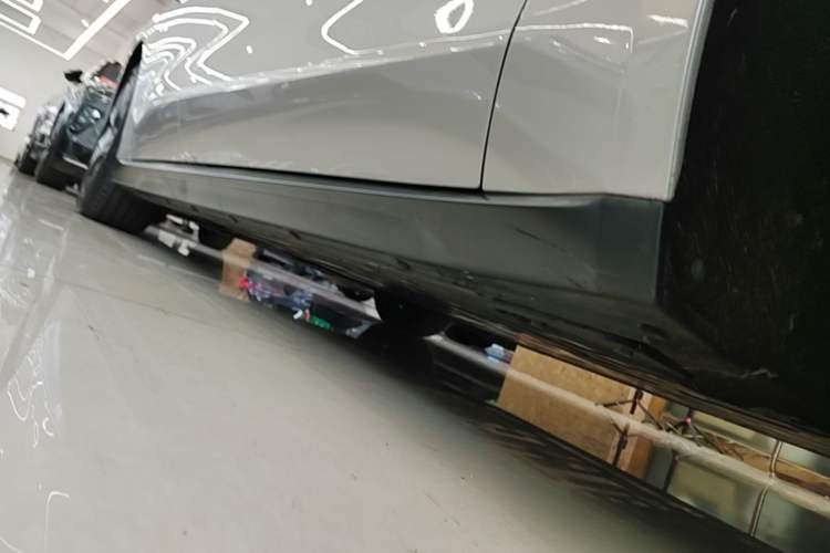 Used Nio ET7 2022 75 kWh Right Side Sill