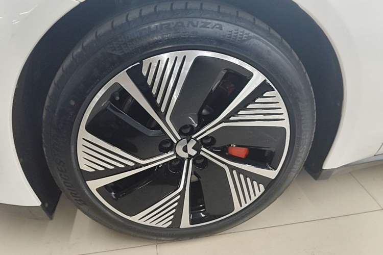 Used Nio ET7 2022 75 kWh Left Front Wheel Hub