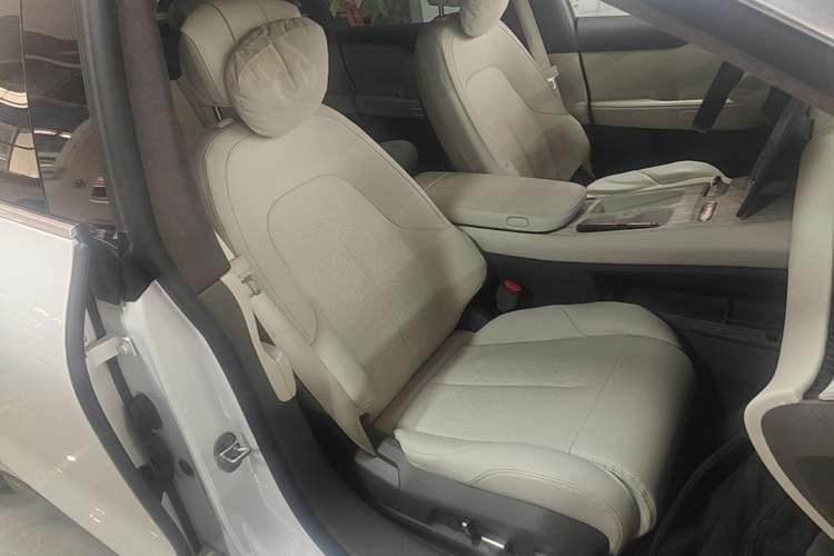 Used Nio ET7 2022 75 kWh Right Front Seat