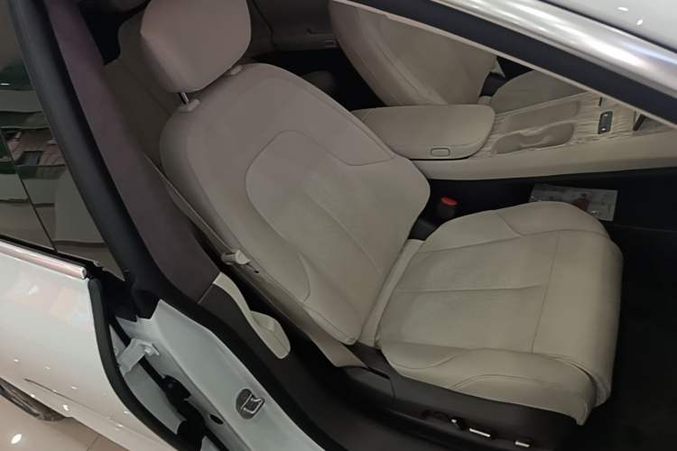 Used Nio ET7 2022 75 kWh Right Front Seat