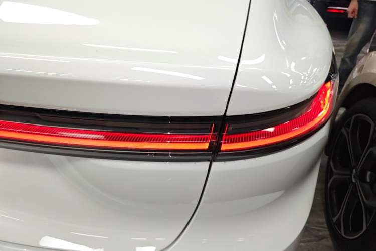 Used Nio ET7 2022 75 kWh Right Rear Taillight