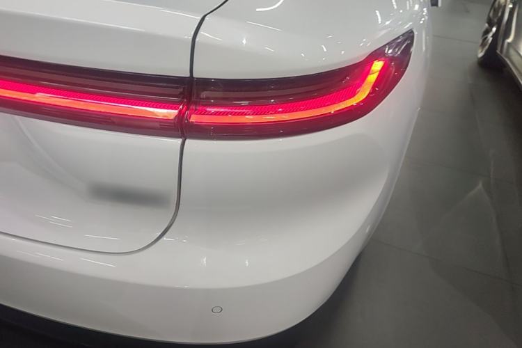 Used Nio ET7 2022 75 kWh Right Rear Taillight